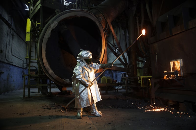 Un trabajador toma una muestra de níquel mate fundido de un convertidor rotativo de soplado superior en la fundición de níquel de Vale Copper Cliff en Sudbury, Ontario, Canadá, el miércoles 1 de junio de 2022. El níquel es el ingrediente clave del acero inoxidable que se utiliza en los electrodomésticos de uso cotidiano, pero también es fundamental para la transición hacia el abandono de los combustibles fósiles, ya que se utiliza en las baterías que los fabricantes de automóviles necesitan para electrificar el parque automovilístico mundial. Un trabajador toma una muestra de níquel mate fundido de un convertidor rotativo de soplado superior en la fundición de níquel de Vale Copper Cliff en Sudbury, Ontario, Canadá, el miércoles 1 de junio de 2022. El níquel es el ingrediente clave del acero inoxidable que se utiliza en los electrodomésticos de uso cotidiano, pero también es fundamental para la transición hacia el abandono de los combustibles fósiles, ya que se utiliza en las baterías que los fabricantes de automóviles necesitan para electrificar el parque automovilístico mundial.