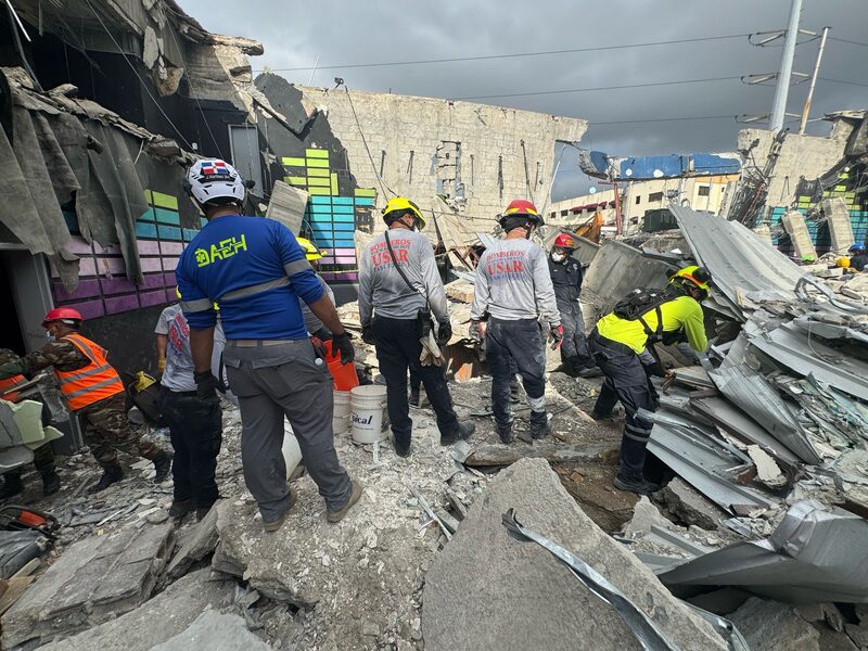 Socorristas avanzan en la búsqueda de los cuerpos de los fallecidos tras colapso de la discoteca Jet Set. Foto: Policía Nacional de República Dominicana. Socorristas avanzan en la búsqueda de los cuerpos de los fallecidos tras colapso de la discoteca Jet Set. Foto: Policía Nacional de República Dominicana.