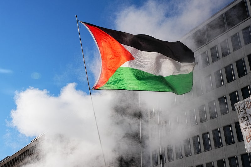 Manifestantes sostienen una bandera iraní durante una protesta contra la guerra en Irán en Washington, DC, EE.UU., el sábado 28 de febrero de 2026. Manifestantes sostienen una bandera iraní durante una protesta contra la guerra en Irán en Washington, DC, EE.UU., el sábado 28 de febrero de 2026.