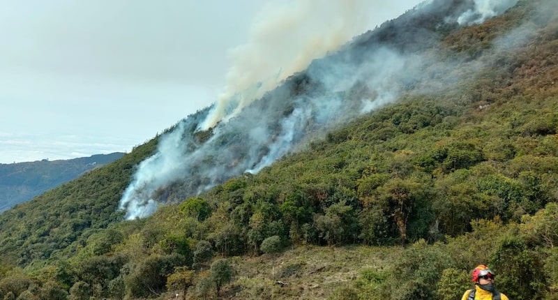 Incendios forestales Cuenca - Ecuador. Fuente: Bomberos Cuenca Incendios forestales Cuenca - Ecuador. Fuente: Bomberos Cuenca