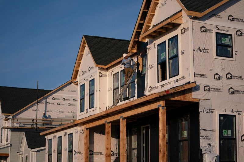 El aumento de la demanda ayudó a poner una mella significativa en lo que ha sido un gran exceso de oferta de viviendas nuevas en el mercado. El aumento de la demanda ayudó a poner una mella significativa en lo que ha sido un gran exceso de oferta de viviendas nuevas en el mercado.