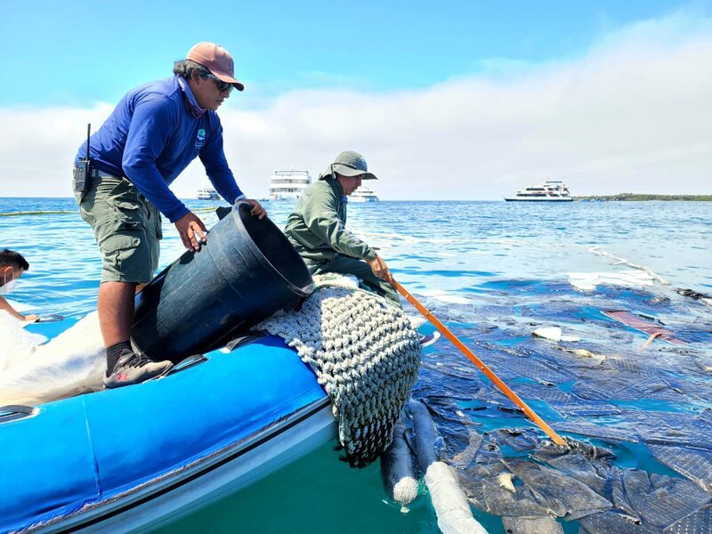 Al momento se trabaja en la contención del derrame de diésel en Galápagos. Al momento se trabaja en la contención del derrame de diésel en Galápagos.