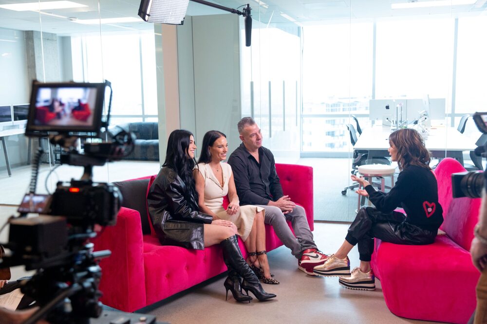 Charli, Heidi y Marc D'Amelio durante una entrevista en Los Ángeles. Fotógrafa: Allison Zaucha/Bloomberg Charli, Heidi y Marc D'Amelio durante una entrevista en Los Ángeles. Fotógrafa: Allison Zaucha/Bloomberg