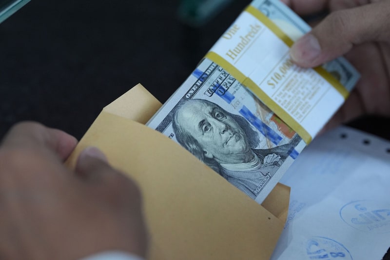 Billetes de dólar estadounidense en una oficina de cambio de divisas en Yakarta, Indonesia, el miércoles 26 de marzo de 2025. Billetes de dólar estadounidense en una oficina de cambio de divisas en Yakarta, Indonesia, el miércoles 26 de marzo de 2025.