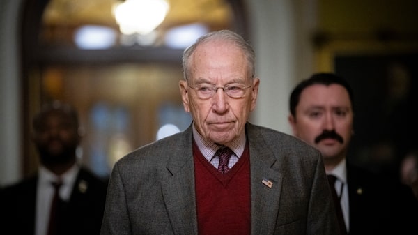 Republicanos del Senado buscan US$1.000 millones para el Servicio Secreto y el salón de Trump Republicanos del Senado buscan US$1.000 millones para el Servicio Secreto y el salón de Trump