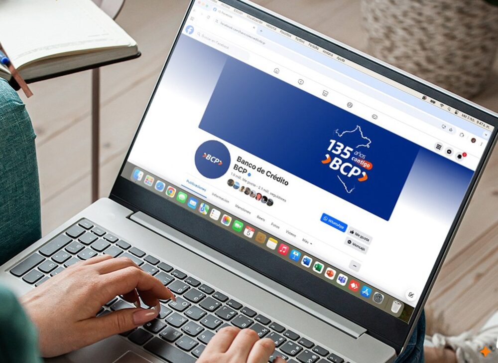Una mujer visita el perfil de Facebook del BCP. Una mujer visita el perfil de Facebook del BCP.