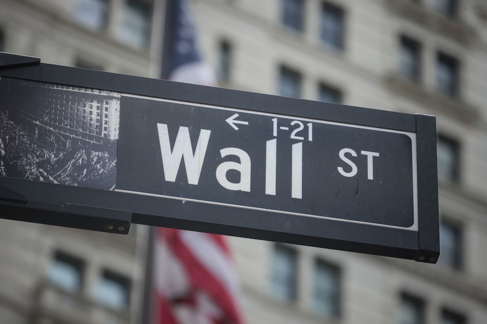 Señalización de Wall Street cerca de la Bolsa de Nueva York (NYSE) en Nueva York, EE.UU. Señalización de Wall Street cerca de la Bolsa de Nueva York (NYSE) en Nueva York, EE.UU.