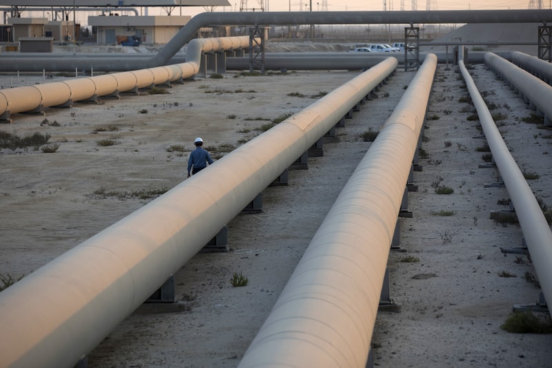 Oil Extends Slump on Iran Talks Optimism, Saudi Pipeline Restart Oil Extends Slump on Iran Talks Optimism, Saudi Pipeline Restart