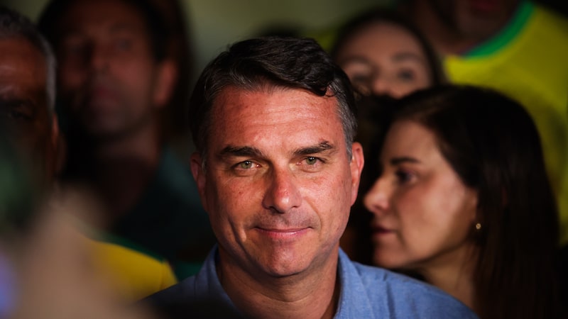 Flávio Bolsonaro recebe apoio do PP e do União Brasil para o segundo turno Flávio Bolsonaro recebe apoio do PP e do União Brasil para o segundo turno