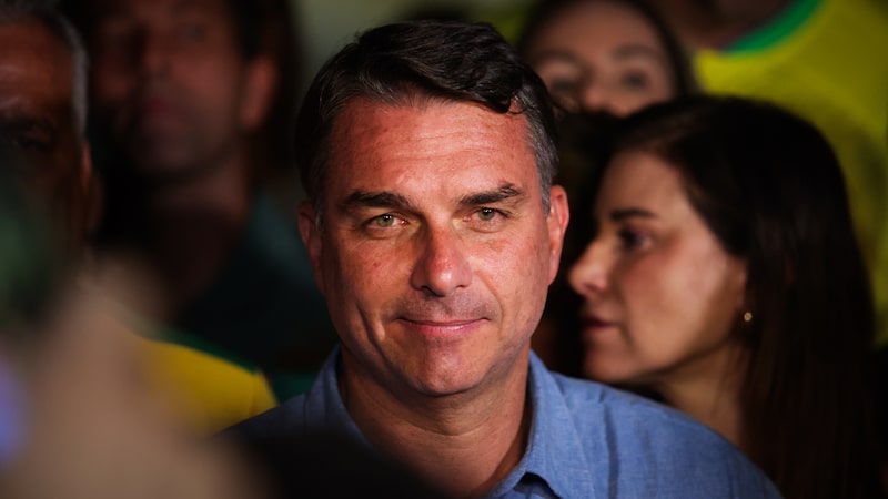 ¿Por qué investigan a Flávio Bolsonaro en Brasil? Claves de los casos contra el senador que huyó a EE.UU. ¿Por qué investigan a Flávio Bolsonaro en Brasil? Claves de los casos contra el senador que huyó a EE.UU.