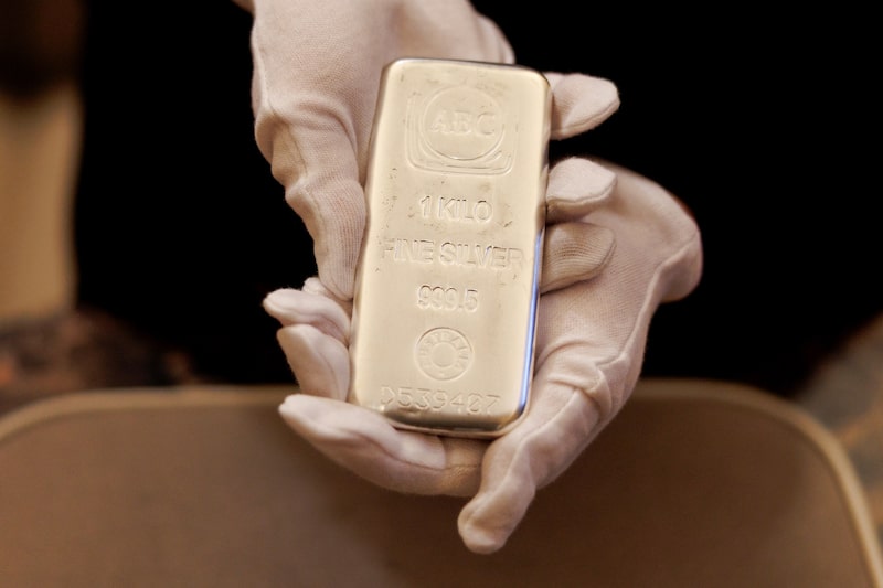 Los precios de la plata subieron más de un 25 % solo en diciembre, lo que supone el mayor aumento mensual desde 2020.
Fotógrafo: Brendon Thorne/Bloomberg Los precios de la plata subieron más de un 25 % solo en diciembre, lo que supone el mayor aumento mensual desde 2020.
Fotógrafo: Brendon Thorne/Bloomberg
