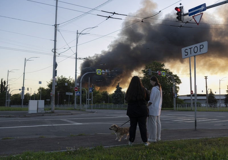 La reunión de la llamada coalición de los dispuestos, que incluía a un alto enviado de Trump, se produjo horas después de otro mortífero asalto ruso con drones y misiles contra Kiev. La reunión de la llamada coalición de los dispuestos, que incluía a un alto enviado de Trump, se produjo horas después de otro mortífero asalto ruso con drones y misiles contra Kiev.