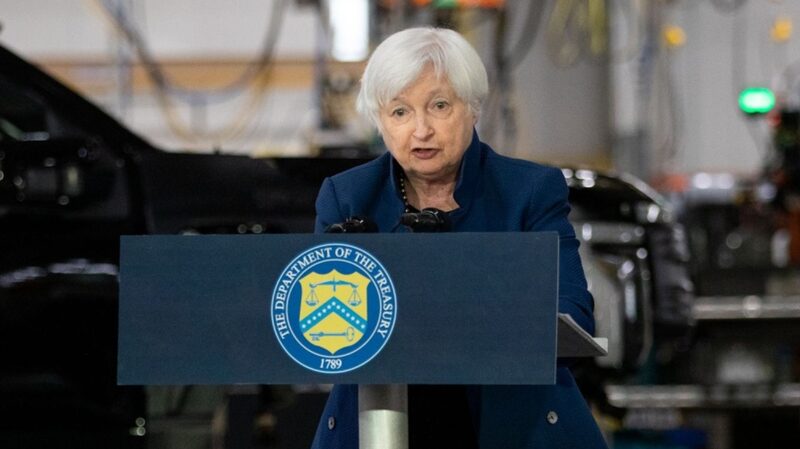 Janet Yellen, secretaria del Tesoro de EE.UU., habla tras recorrer la línea de producción del Ford Motor Co. Rouge Electric Vehicle Center (REVC) en Dearborn, Michigan, Estados Unidos, el jueves 8 de septiembre de 2022. Yellen esbozó algunos de los asuntos económicos inconclusos de la administración Biden en un discurso pronunciado hoy en el que pidió que se suban los tipos impositivos a los ricos y a las empresas para ayudar a pagar el gasto social. Fotógrafo: Emily Elconin/Bloomberg Janet Yellen, secretaria del Tesoro de EE.UU., habla tras recorrer la línea de producción del Ford Motor Co. Rouge Electric Vehicle Center (REVC) en Dearborn, Michigan, Estados Unidos, el jueves 8 de septiembre de 2022. Yellen esbozó algunos de los asuntos económicos inconclusos de la administración Biden en un discurso pronunciado hoy en el que pidió que se suban los tipos impositivos a los ricos y a las empresas para ayudar a pagar el gasto social. Fotógrafo: Emily Elconin/Bloomberg