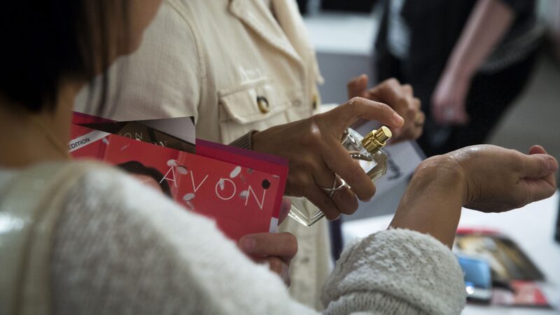 Avon terá que pagar indenização de US$ 40 mi a uma mulher nos EUA Avon terá que pagar indenização de US$ 40 mi a uma mulher nos EUA