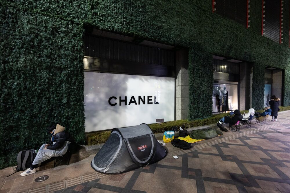 Los compradores hacen fila ante una tienda de Chanel en Seúl a primera hora del martes. Fotógrafo: SeongJoon Cho/Bloomberg Los compradores hacen fila ante una tienda de Chanel en Seúl a primera hora del martes. Fotógrafo: SeongJoon Cho/Bloomberg