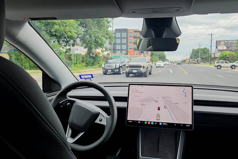 El interior de un robotaxi de Tesla durante un trayecto. Hasta la fecha, el servicio se limita a solo tres ciudades de Texas: Austin, Dallas y Houston. Fotógrafa: Kara Carlson/Bloomberg El interior de un robotaxi de Tesla durante un trayecto. Hasta la fecha, el servicio se limita a solo tres ciudades de Texas: Austin, Dallas y Houston. Fotógrafa: Kara Carlson/Bloomberg