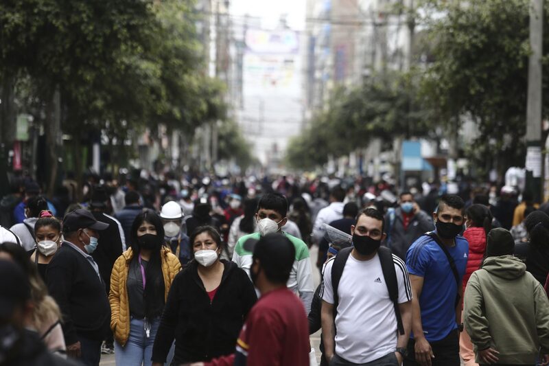 Foto referencial de ciudadanos caminando en Perú. Foto referencial de ciudadanos caminando en Perú.