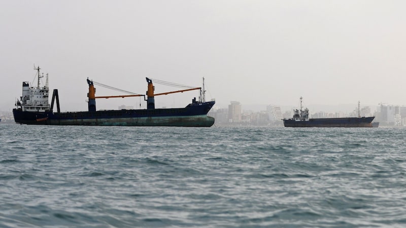 Navios ancorados no Estreito de Ormuz, próximo à costa de Bandar Abbas, no Irã, em 10 de agosto. (Foto: Ali Saeedi/Getty Images) Navios ancorados no Estreito de Ormuz, próximo à costa de Bandar Abbas, no Irã, em 10 de agosto. (Foto: Ali Saeedi/Getty Images)