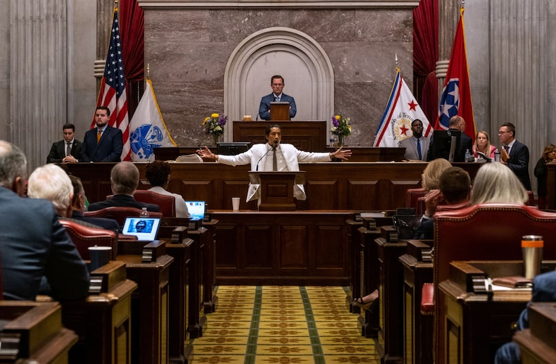 El representante estatal demócrata Justin Jones, de Nashville, habla antes de una votación sobre su expulsión de la legislatura en el edificio del Capitolio Estatal el 6 de abril de 2023 en Nashville, Tennessee. El representante estatal demócrata Justin Jones, de Nashville, habla antes de una votación sobre su expulsión de la legislatura en el edificio del Capitolio Estatal el 6 de abril de 2023 en Nashville, Tennessee.
