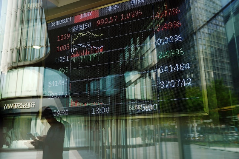 Una pantalla muestra un gráfico del índice SSE Star 50 en una sucursal de Citic Securities Co. en Pekín, China. Una pantalla muestra un gráfico del índice SSE Star 50 en una sucursal de Citic Securities Co. en Pekín, China.