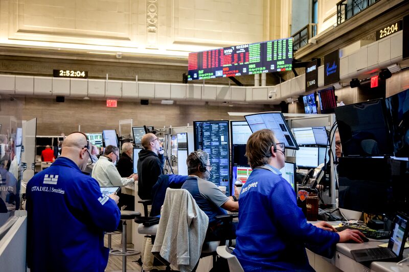 Operadores trabajan en el piso en el área de American Stock Exchange (AMEX) de la Bolsa de Nueva York (NYSE) en Nueva York, Estados Unidos, el viernes 4 de abril de 2025. Operadores trabajan en el piso en el área de American Stock Exchange (AMEX) de la Bolsa de Nueva York (NYSE) en Nueva York, Estados Unidos, el viernes 4 de abril de 2025.