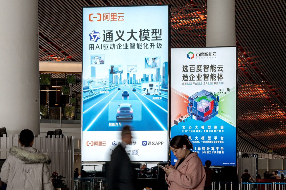 Anúncios da Alibaba Cloud e da Baidu Cloud no Aeroporto Internacional da Capital Pequim. (Foto: Na Bian/Bloomberg) Anúncios da Alibaba Cloud e da Baidu Cloud no Aeroporto Internacional da Capital Pequim. (Foto: Na Bian/Bloomberg)