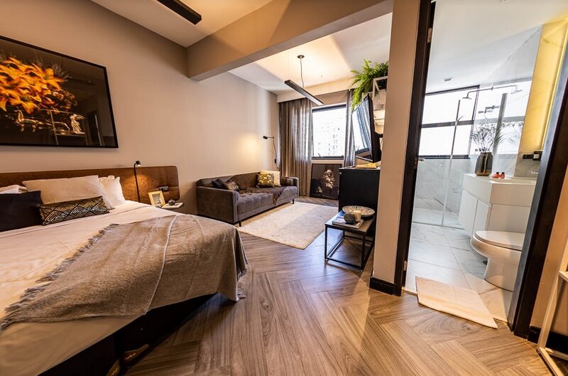 A experiência de viver em uma moradia flexível exige do usuário a adaptação a novas rotinas de convivência em um prédio, como o maior controle da entrada de moradores e visitantes, custos extras com lavanderia e estacionamento A experiência de viver em uma moradia flexível exige do usuário a adaptação a novas rotinas de convivência em um prédio, como o maior controle da entrada de moradores e visitantes, custos extras com lavanderia e estacionamento