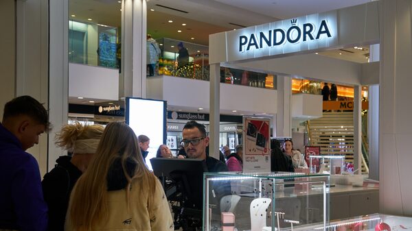 Pandora aposta em preços mais altos ante tarifas e descarta fábricas nos EUA Pandora aposta em preços mais altos ante tarifas e descarta fábricas nos EUA