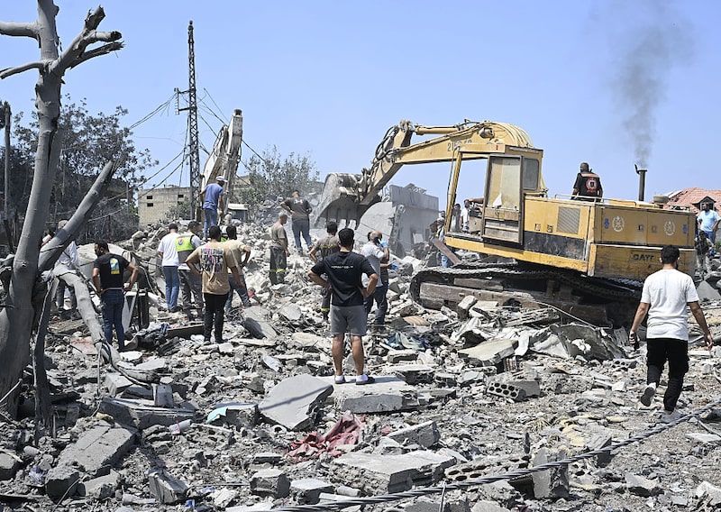 DEIR EZ-ZAHRANI, LÍBANO - 15 DE AGOSTO: Vista de la destrucción tras el ataque aéreo israelí en Deir ez-Zahrani, donde murieron al menos 11 personas, en Líbano, el 15 de agosto de 2026. (Foto de Houssam Shbaro/Anadolu vía Getty Images). DEIR EZ-ZAHRANI, LÍBANO - 15 DE AGOSTO: Vista de la destrucción tras el ataque aéreo israelí en Deir ez-Zahrani, donde murieron al menos 11 personas, en Líbano, el 15 de agosto de 2026. (Foto de Houssam Shbaro/Anadolu vía Getty Images).