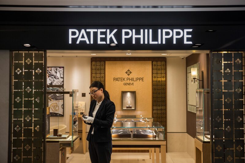 Un empleado arregla un reloj para su exhibición en la concesión de Patek Philippe SA en la tienda minorista insignia de Watches of Switzerland Group Ltd. en Regent Street en Londres, Reino Unido, el jueves 2 de mayo de 2019. Un empleado arregla un reloj para su exhibición en la concesión de Patek Philippe SA en la tienda minorista insignia de Watches of Switzerland Group Ltd. en Regent Street en Londres, Reino Unido, el jueves 2 de mayo de 2019.