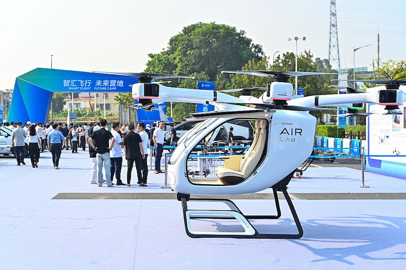 Un taxi aéreo se exhibe en una exposición estática durante el evento de lanzamiento del Campamento de Vuelo a Baja Altitud del Mega Centro de Educación Superior de Guangzhou, el 16 de octubre de 2025 en Guangzhou, provincia de Guangdong, China. Un taxi aéreo se exhibe en una exposición estática durante el evento de lanzamiento del Campamento de Vuelo a Baja Altitud del Mega Centro de Educación Superior de Guangzhou, el 16 de octubre de 2025 en Guangzhou, provincia de Guangdong, China.