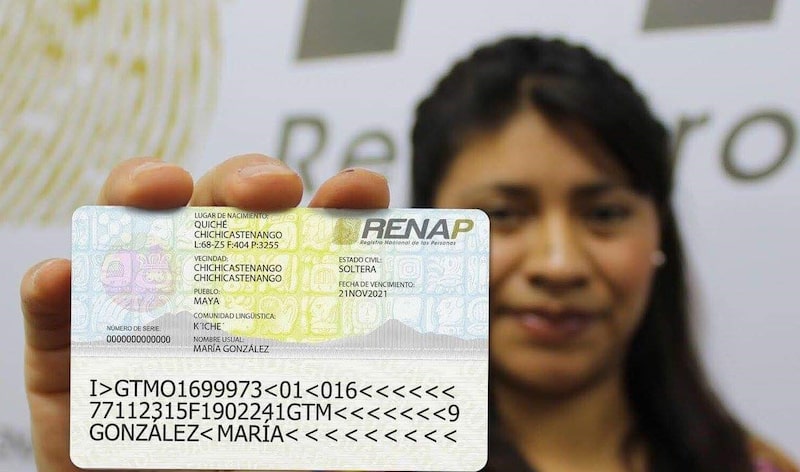 Una mujer muestra su DPI. Una mujer muestra su DPI.