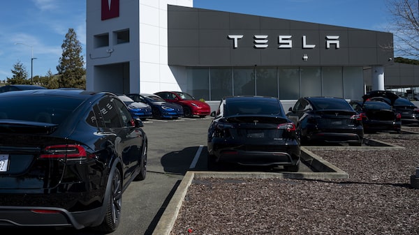 Tesla cae 21% en 2026, pero Wall Street reduce sus recomendaciones de venta Tesla cae 21% en 2026, pero Wall Street reduce sus recomendaciones de venta