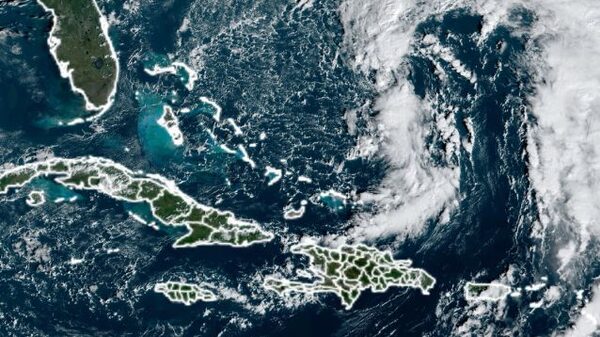 Nicole amenaza con grandes mareas e inundaciones desde Florida hasta las Carolinas Nicole amenaza con grandes mareas e inundaciones desde Florida hasta las Carolinas