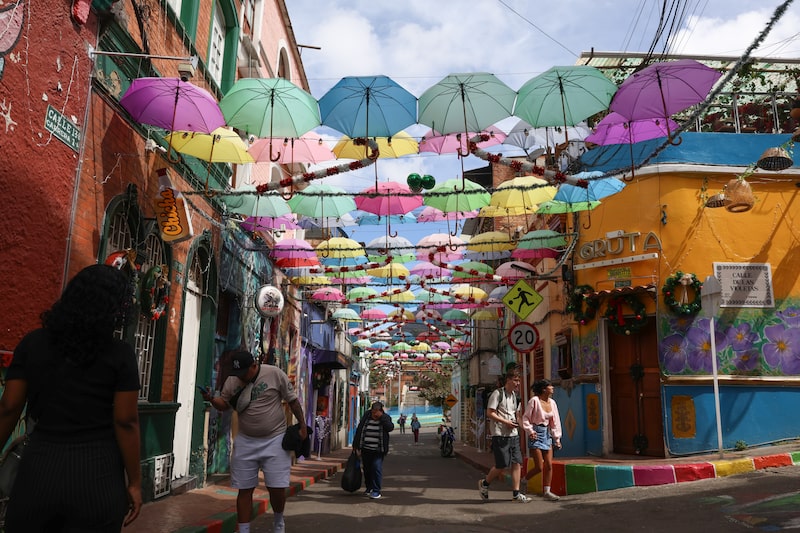 Paraguas decorativos sobre una calle de Bogotá, Colombia, el viernes 20 de diciembre de 2024. Paraguas decorativos sobre una calle de Bogotá, Colombia, el viernes 20 de diciembre de 2024.