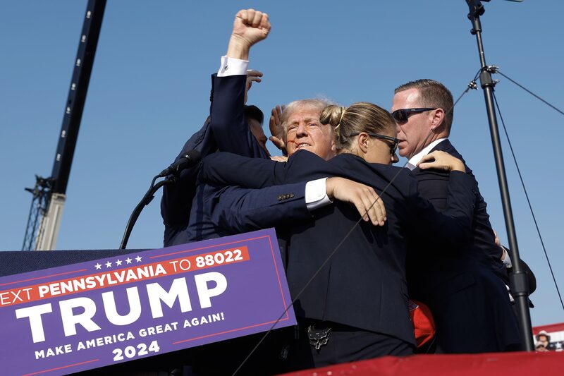 Donald Trump é protegido por agentes do serviço secreto americano após sofrer tentativa de ataque durante comício em Butler, no estado da Pensilvânia, neste sábado (13 de julho de 2024) (Foto: Bloomberg) Donald Trump é protegido por agentes do serviço secreto americano após sofrer tentativa de ataque durante comício em Butler, no estado da Pensilvânia, neste sábado (13 de julho de 2024) (Foto: Bloomberg)