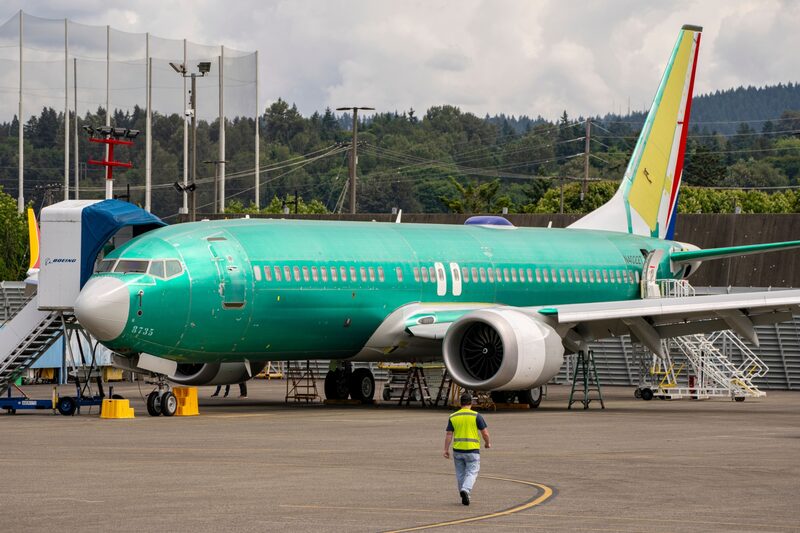 Un avión Boeing 737 fuera de las instalaciones de fabricación de la empresa en Renton, Washington. Un avión Boeing 737 fuera de las instalaciones de fabricación de la empresa en Renton, Washington.