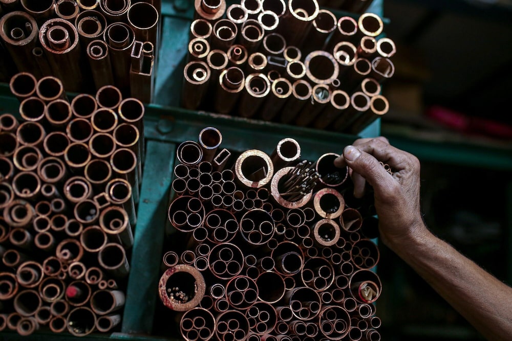 Tubos de cobre en un mercado mayorista de metales en Mumbai, India. Tubos de cobre en un mercado mayorista de metales en Mumbai, India.