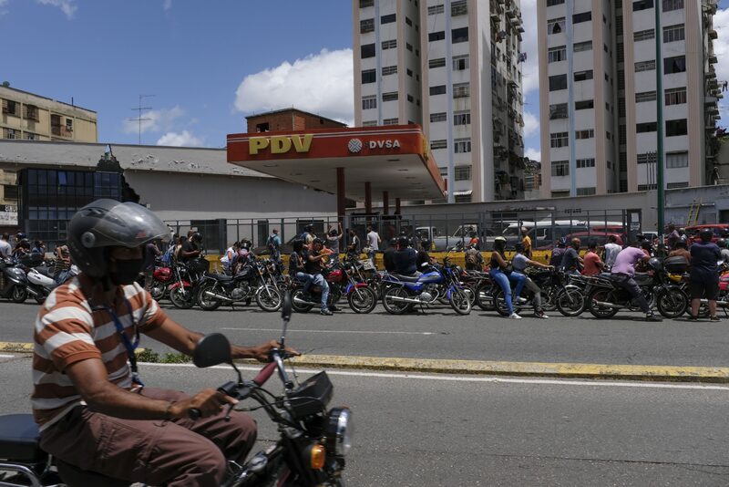Motociclistas esperan en fila en una gasolinera de PDVSA en Caracas, agosto de 2020. Motociclistas esperan en fila en una gasolinera de PDVSA en Caracas, agosto de 2020.