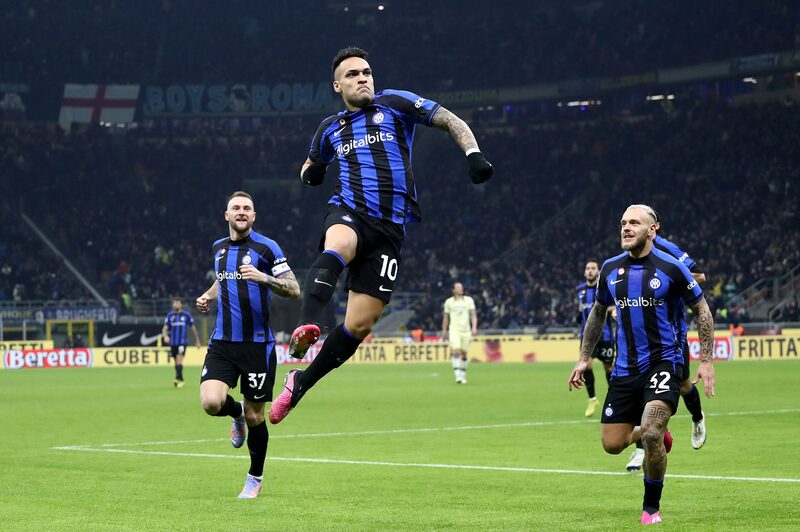 Lautaro Martínez del FC Internazionale celebra tras marcar el primer gol del equipo durante el partido de la Serie A entre el FC Internazionale y el Hellas Verona en el Stadio Giuseppe Meazza el 14 de enero de 2023 en Milán, Italia. Lautaro Martínez del FC Internazionale celebra tras marcar el primer gol del equipo durante el partido de la Serie A entre el FC Internazionale y el Hellas Verona en el Stadio Giuseppe Meazza el 14 de enero de 2023 en Milán, Italia.
