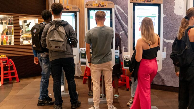 Por que o varejo resiste ao autoatendimento no Brasil? Gigante de pagamentos explica Por que o varejo resiste ao autoatendimento no Brasil? Gigante de pagamentos explica