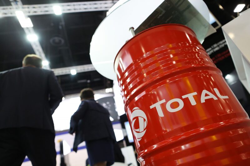 El logo de Total sobre un barril de petróleo en el salón corporativo en el Foro Económico Internacional de San Petersburgo, Rusia. El logo de Total sobre un barril de petróleo en el salón corporativo en el Foro Económico Internacional de San Petersburgo, Rusia.
