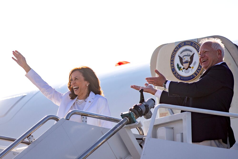 La vicepresidenta estadounidense Kamala Harris, a la izquierda, y Tim Walz, gobernador de Minnesota y candidato demócrata a la vicepresidencia, desembarcan del Air Force Two en el aeropuerto metropolitano del condado de Wayne en Detroit, Michigan, Estados Unidos. La vicepresidenta estadounidense Kamala Harris, a la izquierda, y Tim Walz, gobernador de Minnesota y candidato demócrata a la vicepresidencia, desembarcan del Air Force Two en el aeropuerto metropolitano del condado de Wayne en Detroit, Michigan, Estados Unidos.