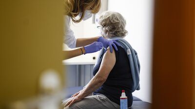 Dose de reforço pode reduzir ameaça da ômicron, mostram estudos Dose de reforço pode reduzir ameaça da ômicron, mostram estudos