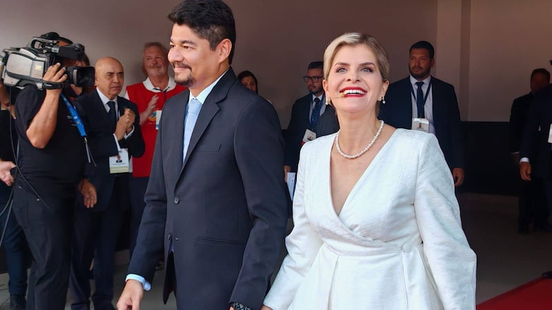 La presidenta de Costa Rica, Laura Fernández, junto con su esposo, Jeffrey Umaña Avendaño, en la ceremonia de Traspaso de Poderes, el 8 de mayo de 2026. La presidenta de Costa Rica, Laura Fernández, junto con su esposo, Jeffrey Umaña Avendaño, en la ceremonia de Traspaso de Poderes, el 8 de mayo de 2026.