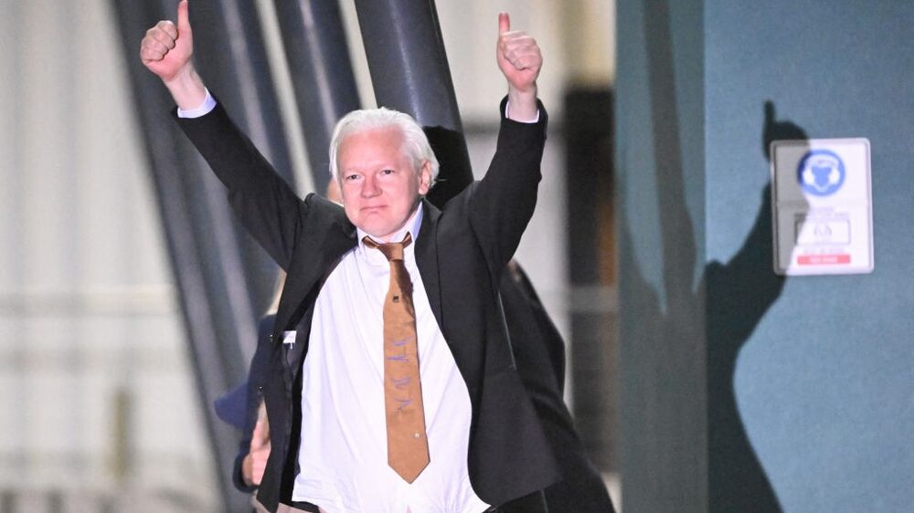 El fundador de Wikileaks aterrizó en Canberra el miércoles por la noche después de volar desde las Islas Marianas del Norte. El fundador de Wikileaks aterrizó en Canberra el miércoles por la noche después de volar desde las Islas Marianas del Norte.