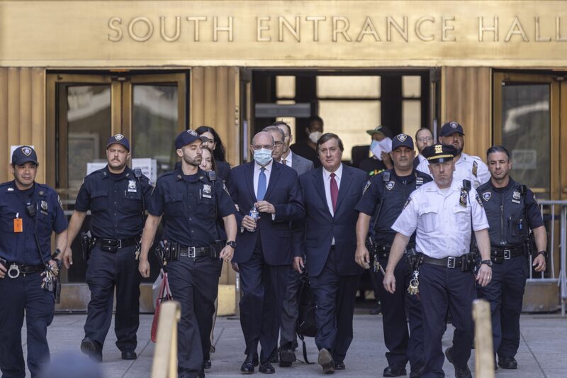 Allen Weisselberg, ex director financiero de Trump Organization Inc, centro, sale del tribunal penal en Nueva York, Estados Unidos, el jueves 18 de agosto de 2022. Allen Weisselberg, ex director financiero de Trump Organization Inc, centro, sale del tribunal penal en Nueva York, Estados Unidos, el jueves 18 de agosto de 2022.