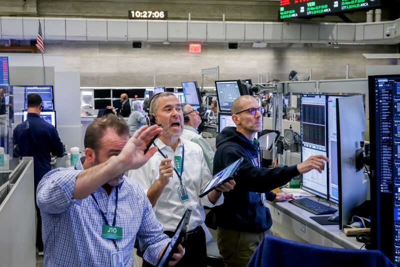 US Stocks Slide As Government Reopens With Data Still Delayed US Stocks Slide As Government Reopens With Data Still Delayed