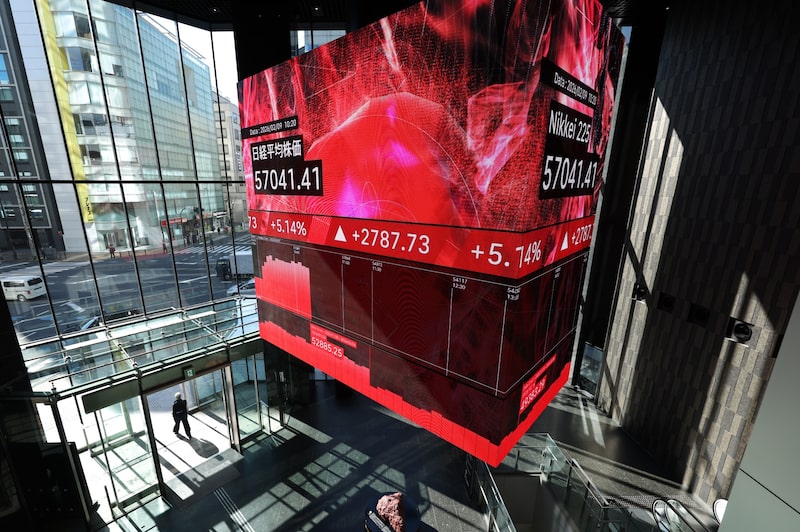 Japón atrae flujos récord de capital extranjero tras el triunfo de Takaichi. Japón atrae flujos récord de capital extranjero tras el triunfo de Takaichi.