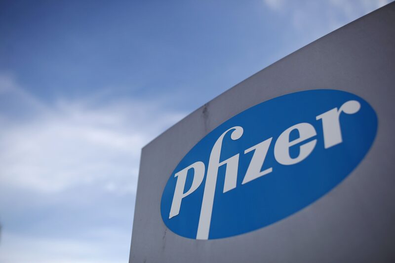 El logotipo de la compañía farmacéutica Pfizer se muestra en el Discovery Park, el 17 de agosto de 2011 en Sandwich, Inglaterra. El logotipo de la compañía farmacéutica Pfizer se muestra en el Discovery Park, el 17 de agosto de 2011 en Sandwich, Inglaterra.